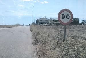 Señal de limitación de seguridad en la carretera de Quiruelas a Micereces