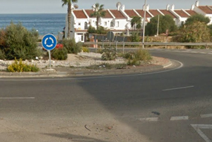 Falta de iluminación nocturna en la rotonda Sabinillas (Málaga)